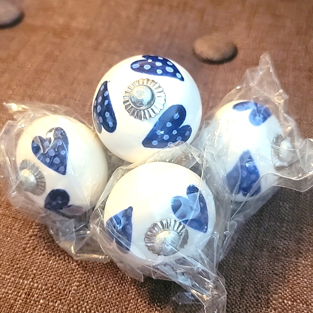 (4) Ceramic cabinet knobs or drawer pulls - Picture 2 of 4